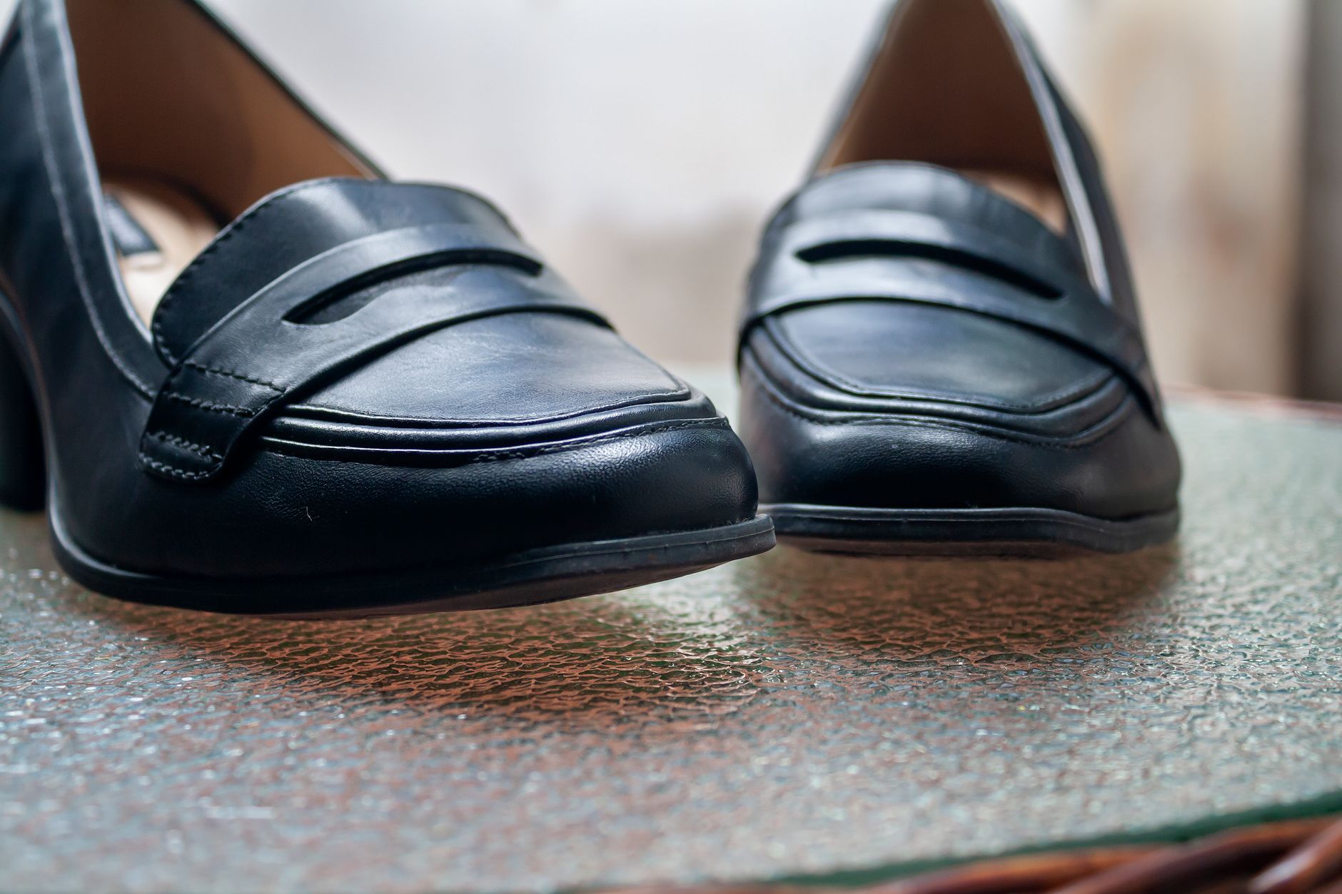 Paraboot x Camille Fournet : le mocassin Orsay et un sac en cuir plissé, en édition limitée