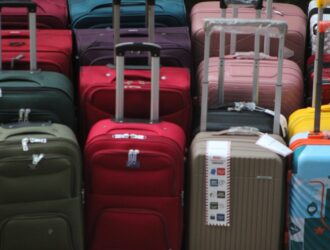 BÉIS et Rare Beauty élargissent leur collaboration : valises et maquillage assortis