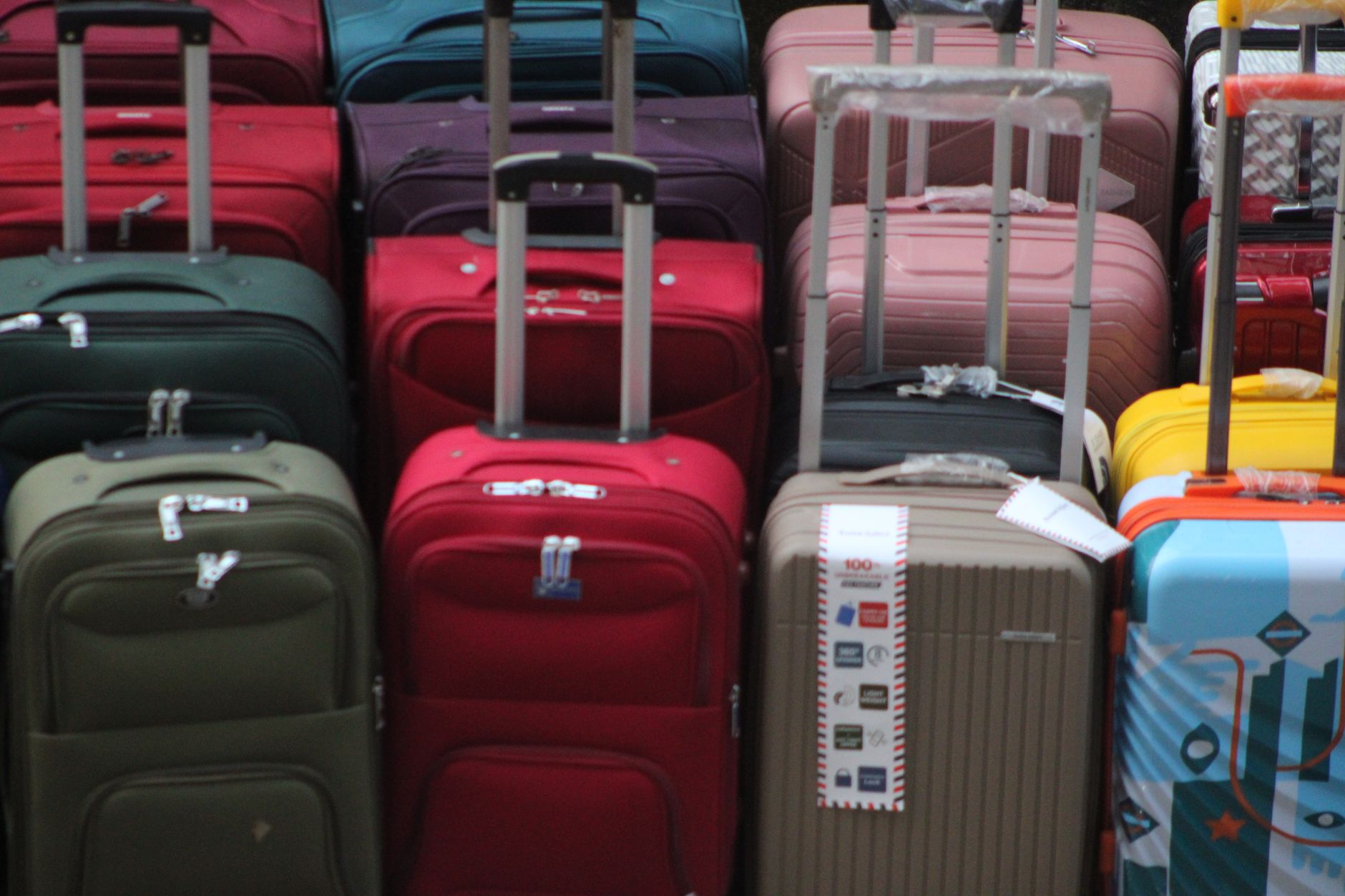 BÉIS et Rare Beauty élargissent leur collaboration : valises et maquillage assortis