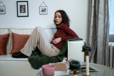 Tablier, maille et salon : la mode femme de l&rsquo;hiver rentre à la maison
